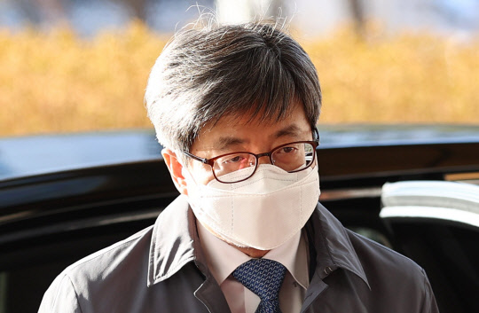 김명수 대법원장이 '사법농단'에 연루된 임성근 부산고법 부장판사에 대한 탄핵소추안 표결이 예정된 4일 오전 서울 서초구 대법원으로 출근하고 있다. 이날 임성근 부장판사 변호인 측은 김명수 대법원장이 탄핵을 염두에 두고 자신의 사표 수리를 거부했다는 발언을 담은 녹취록을 공개했다. <연합뉴스>